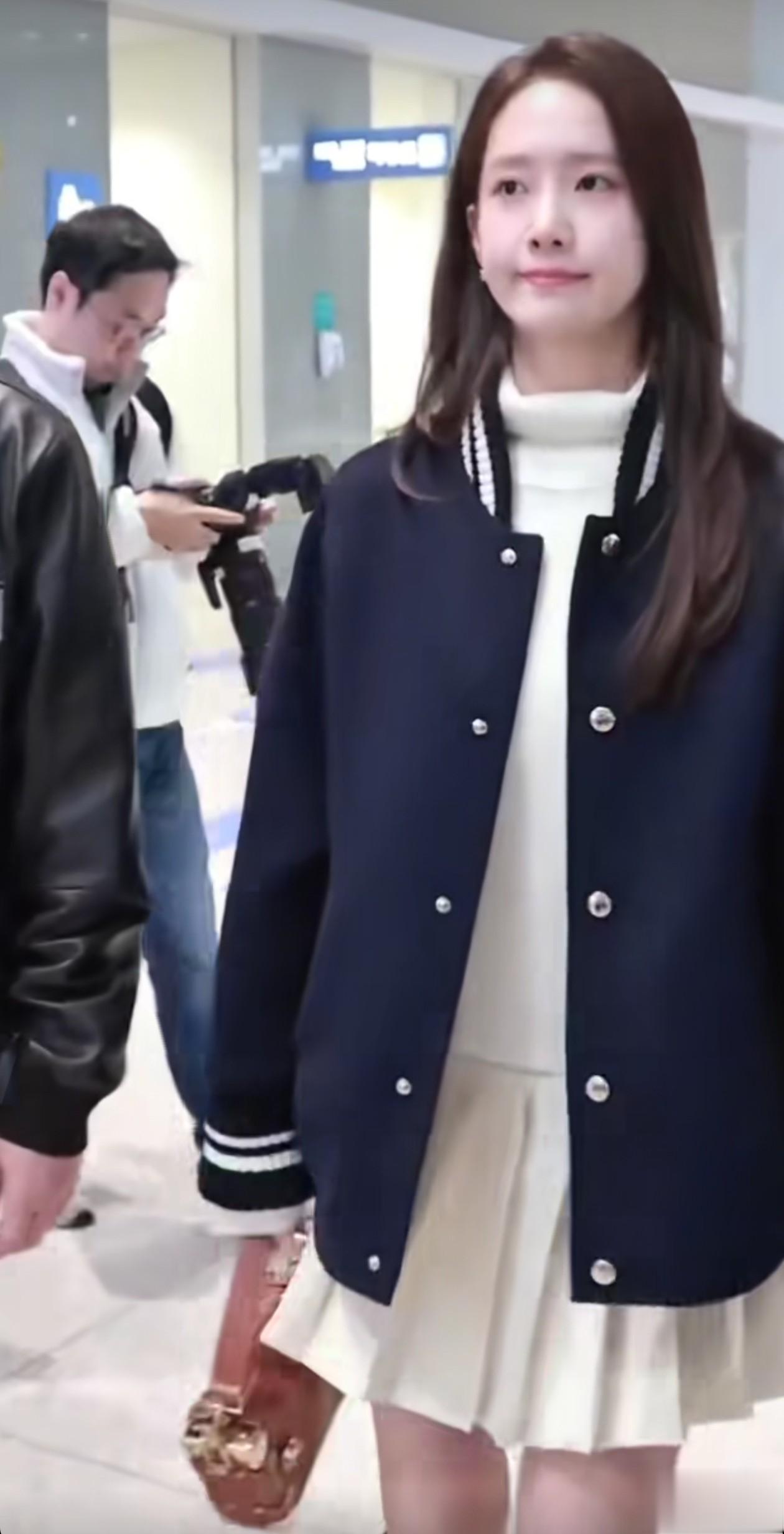 35岁林允儿机场穿搭：棒球服+短裙+长筒靴，时髦高级，美得像25岁