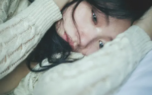 我深情陪伴了清冷总裁五年，可他在和豪门千金订婚那天，送给我一封辞退函