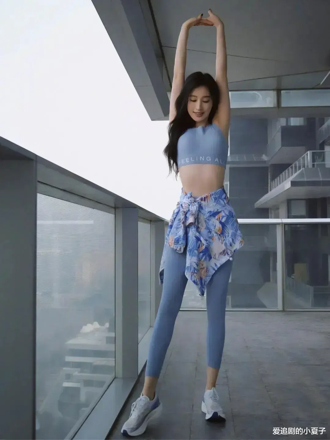 40 岁张俪穿瑜伽裤，令人惊艳被她穿出别样松弛感，美丽又吸睛