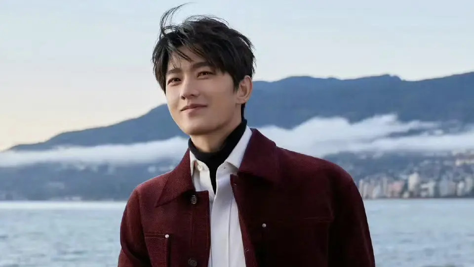 杨洋登《悦游》开年封面，演绎冬日温哥华的诗意漫游