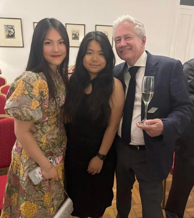 李湘母女到大使馆参加晚宴,15岁王诗龄身材好胖,拿着橙汁去敬酒