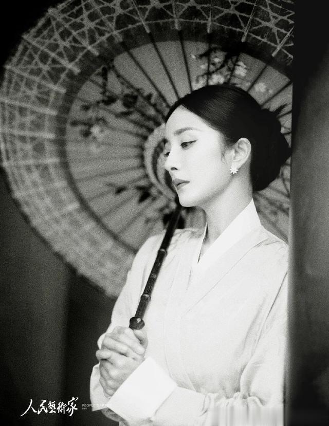 杨幂登上官媒杂志封面,她撑油纸伞在隆福寺拍照,她穿红色旗袍美