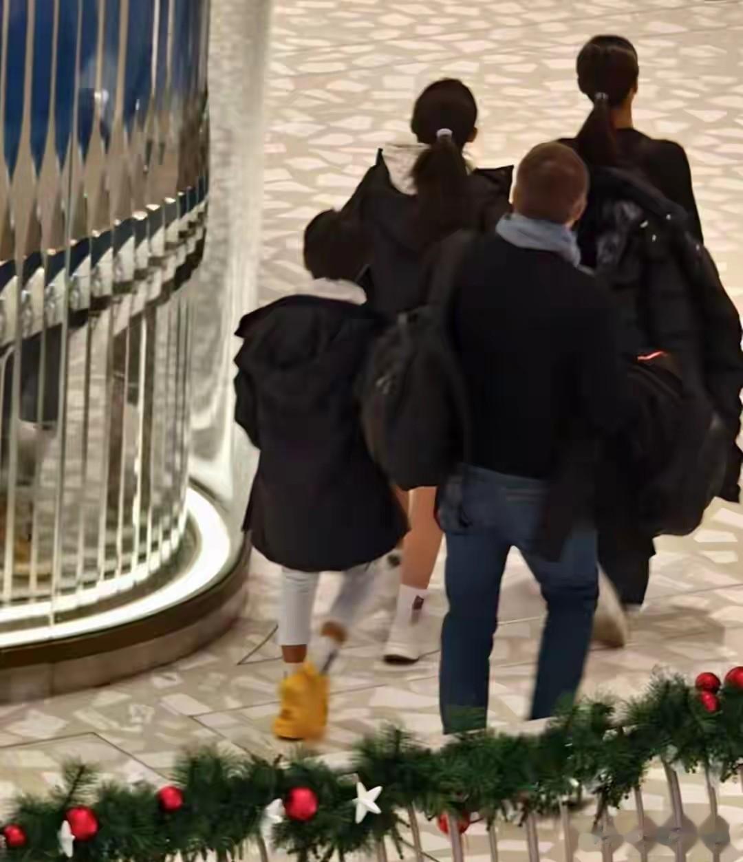 马雅舒上海被偶遇，12岁女儿长腿抢镜，50岁老公颜值吊打小鲜肉