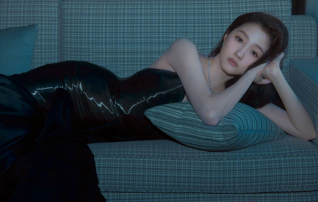 关晓彤晒海边度假美照,穿比基尼慵懒随性,好身材来源于足够自律