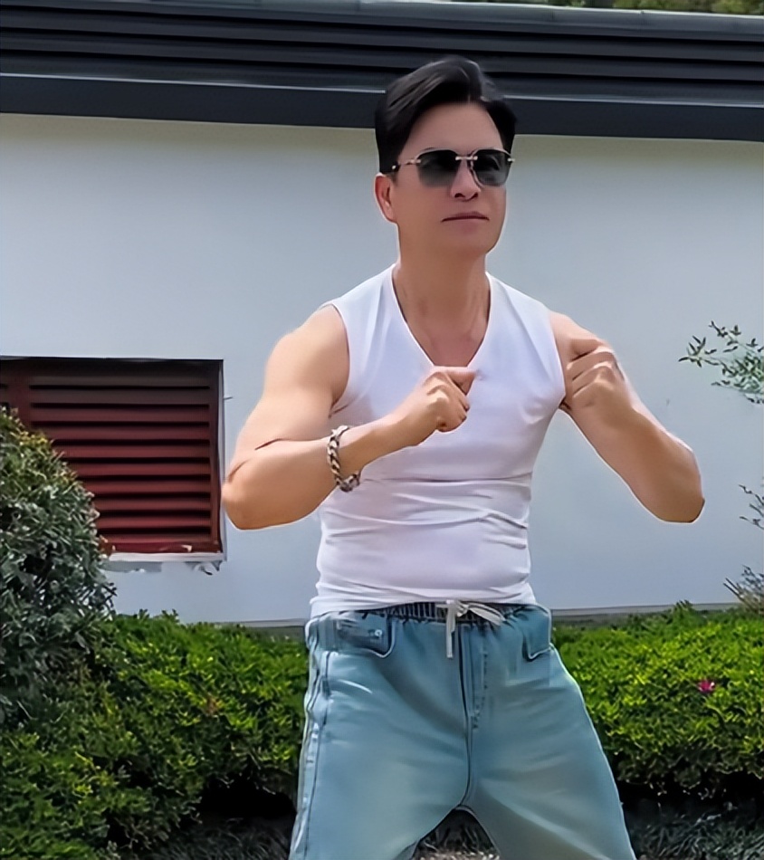 吕良伟70岁寿宴众星云集！向太憨笑比李湘还胖，甄子丹啤酒肚抢镜