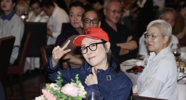 香港歌手60大寿席开15桌,邝美云穿西装好端庄