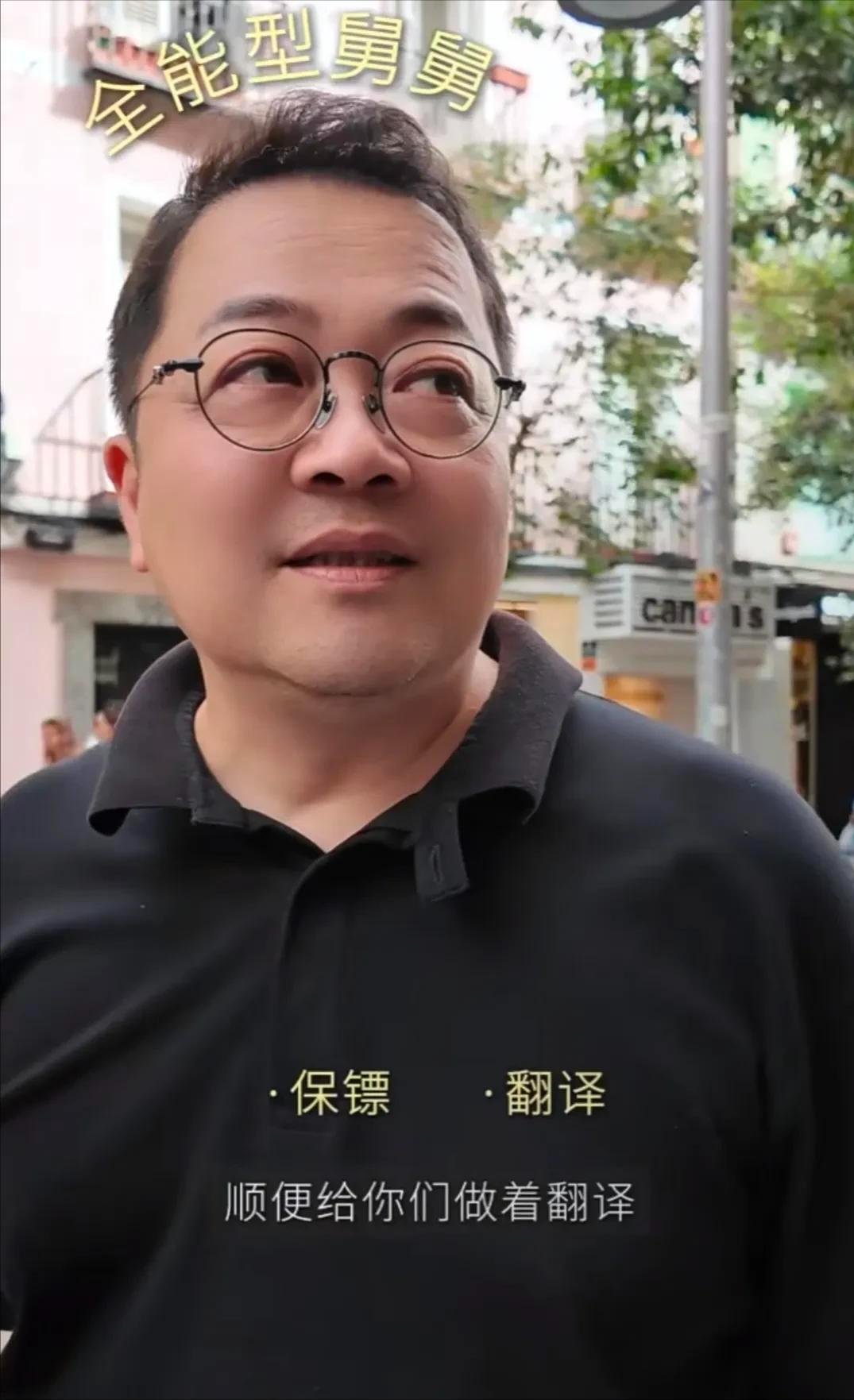 梅婷带着家人和哥哥一家在马德里旅游，兄妹共一张脸，嫂子很漂亮