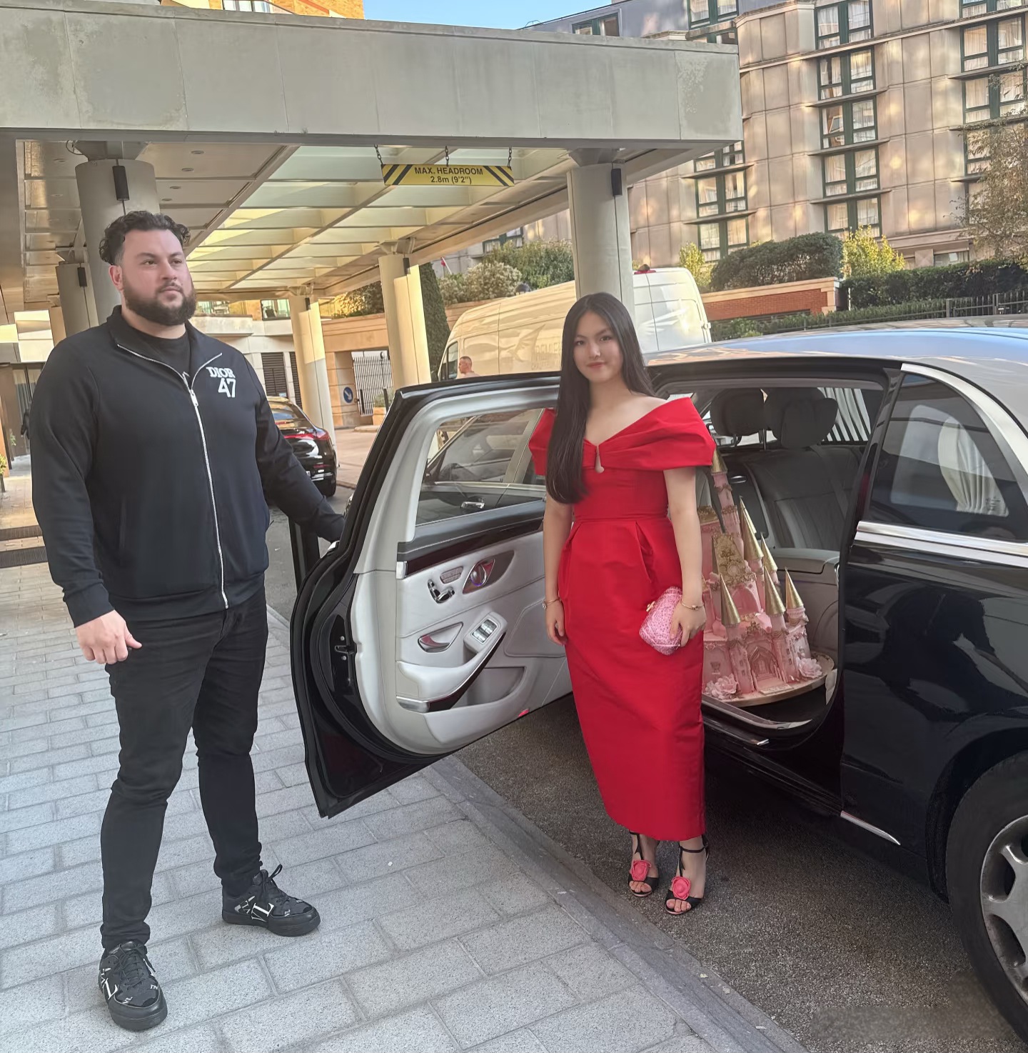 伦敦偶遇李湘一家三口，李湘母女本人都比自己发的照片上丰满很多