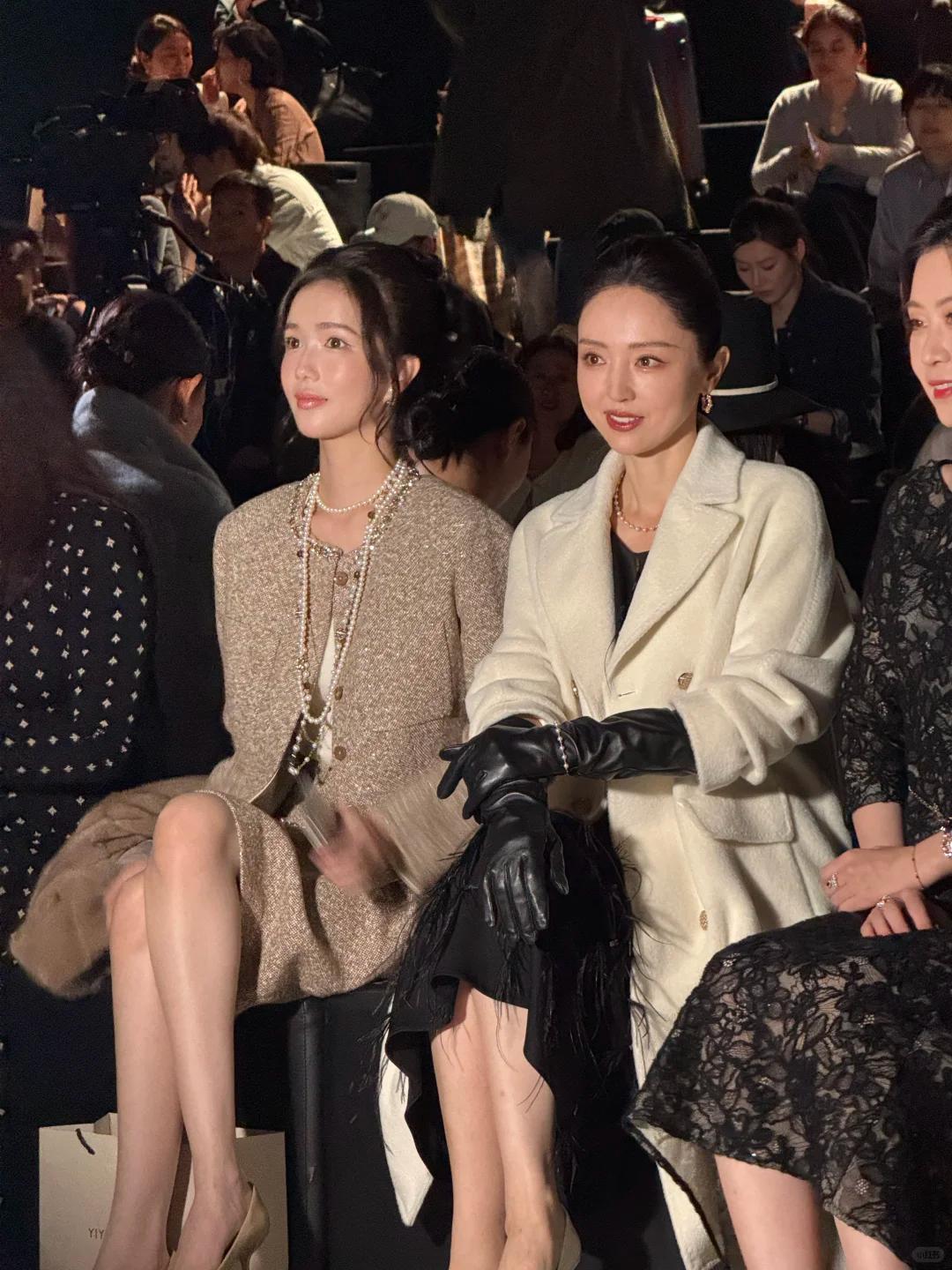 上海时装周，褶子多脸僵又肿、戴假发的董璇，被整容脸网红抢了镜