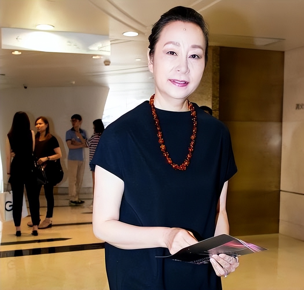 孩子父亲真相大白仅1月后，奚美娟低调露面，手足无措，落寞呆坐