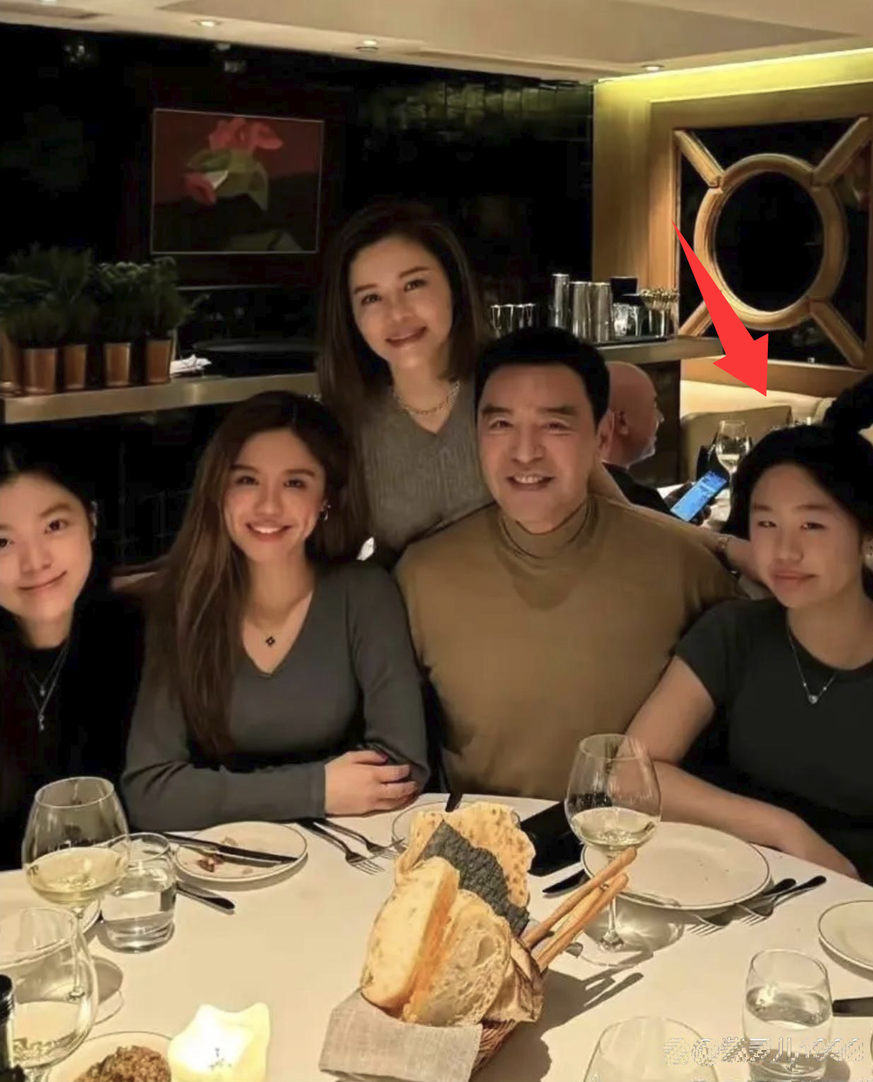 丑基因有多强大？年轻时帅炸天的男明星，生的女儿没一个有老爸美