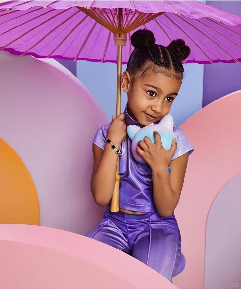 卡戴珊带女儿罗马度假,12岁小西北发育太猛像40岁,网友:谁是妈