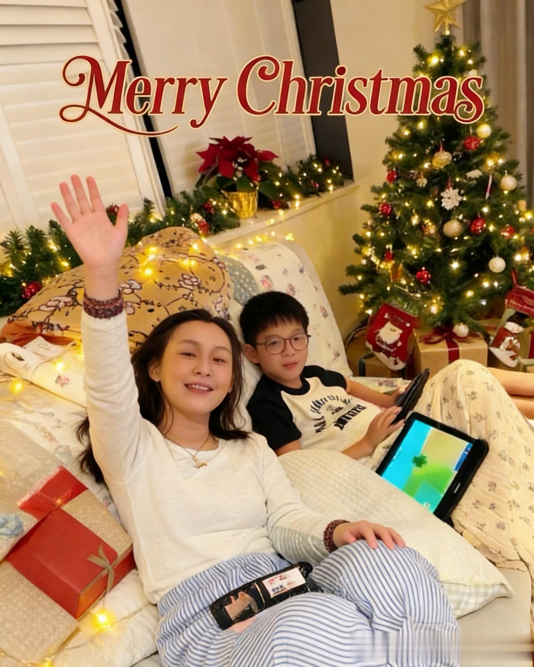 范玮琪晒圣诞全家福，双胞胎儿子大长腿，喜欢玩平板，都近视了！
