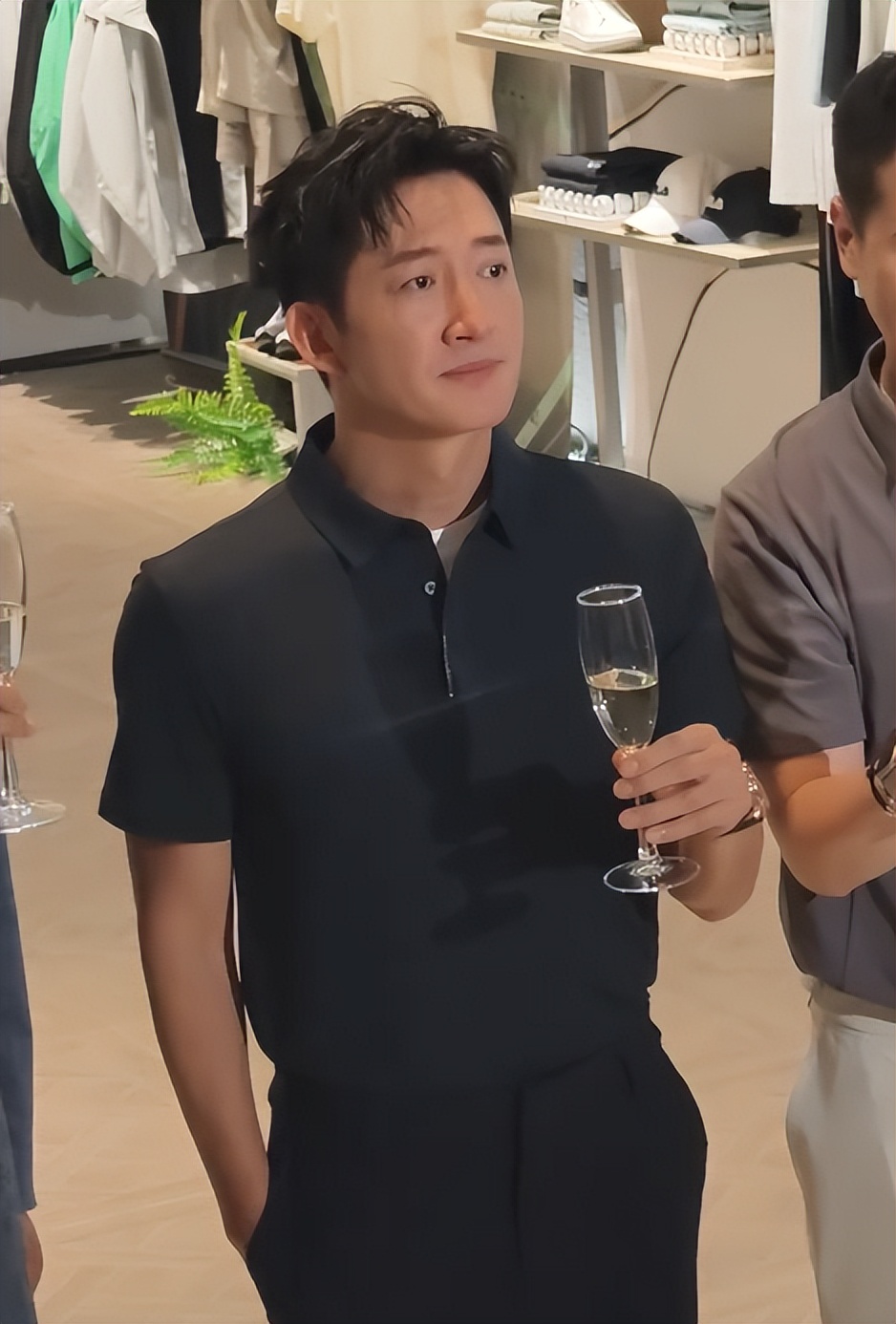 秦岚现身宁波开机，生图脸肿大小眼明显，王阳不吭却哄张萌呲牙乐