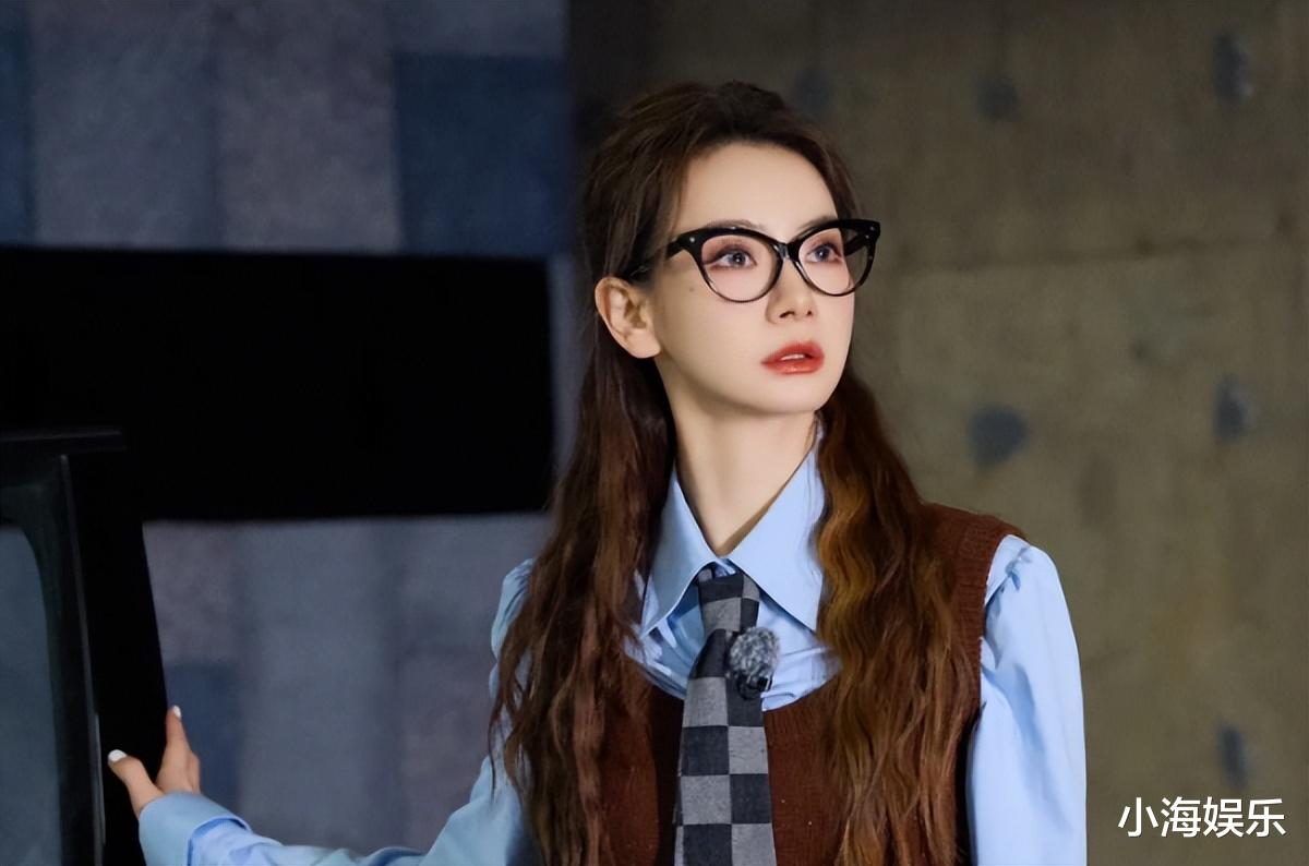 戚薇现身北大考试,分数曝光挤进前十,两年学费吓退打工人