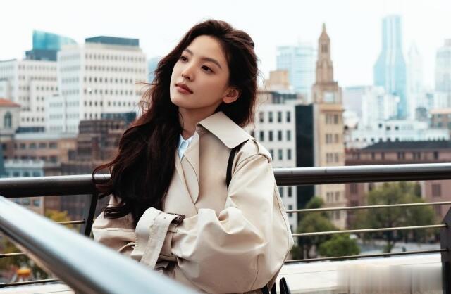 章若楠启程巴黎时装周,大波浪卷搭配米色风衣太带感了,又美又飒