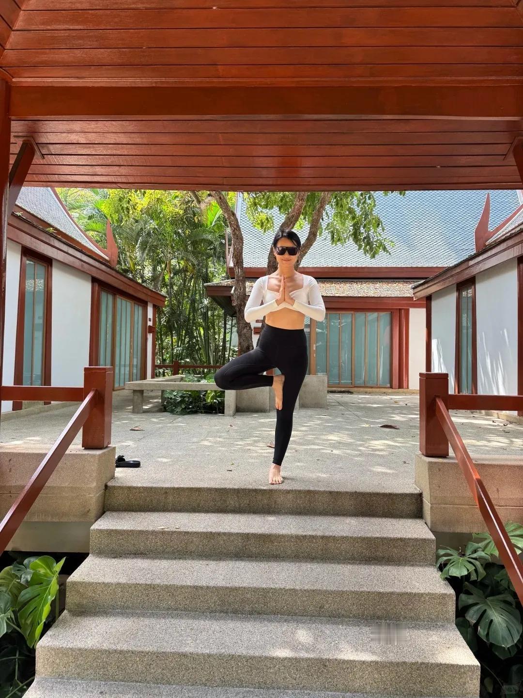 TVB视后46岁生日与老公旅行共度二人世界，腹部隆起疑似怀孕