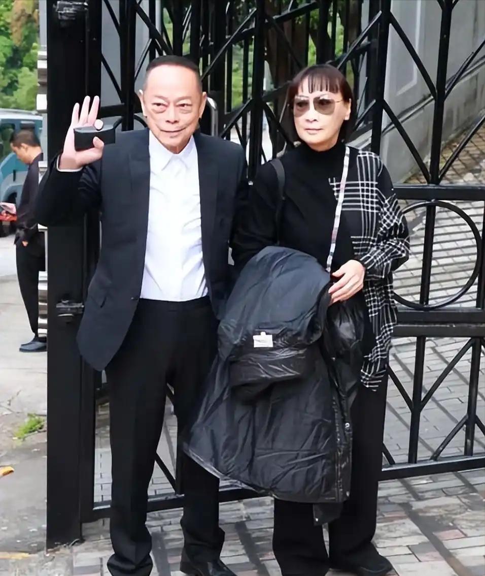 许绍雄出殡，众星相送：佘诗曼憔悴现身，林子祥满眼不舍