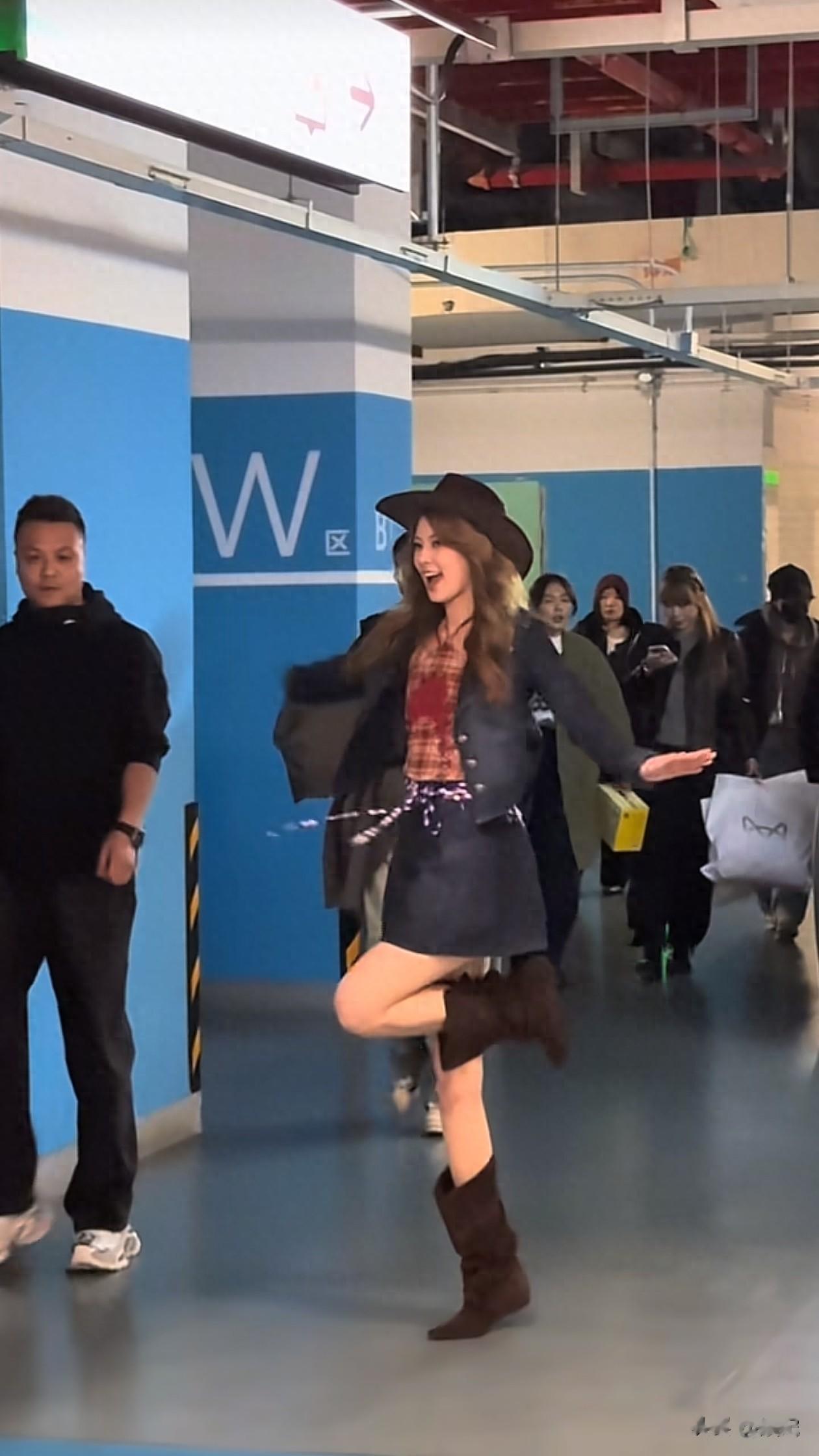 26岁赵昭仪最新穿搭：短外套+半身裙+短靴，尽显大长腿，脸好精致