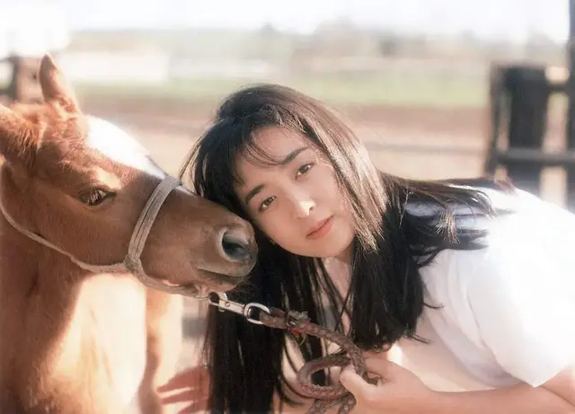 她是八十年代最红日本昭和女星，清纯玉女却丑闻缠身，逆袭美魔女