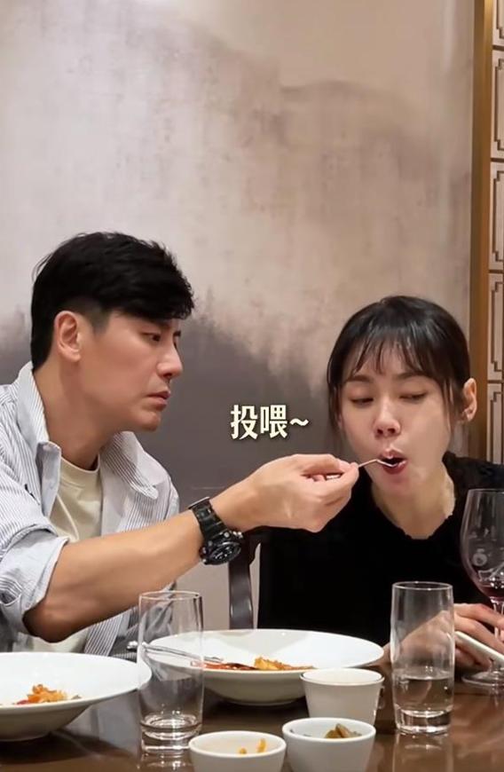 47岁秋瓷炫一家和好友聚餐！剪空气刘海显年轻，于晓光2天吃胖4斤