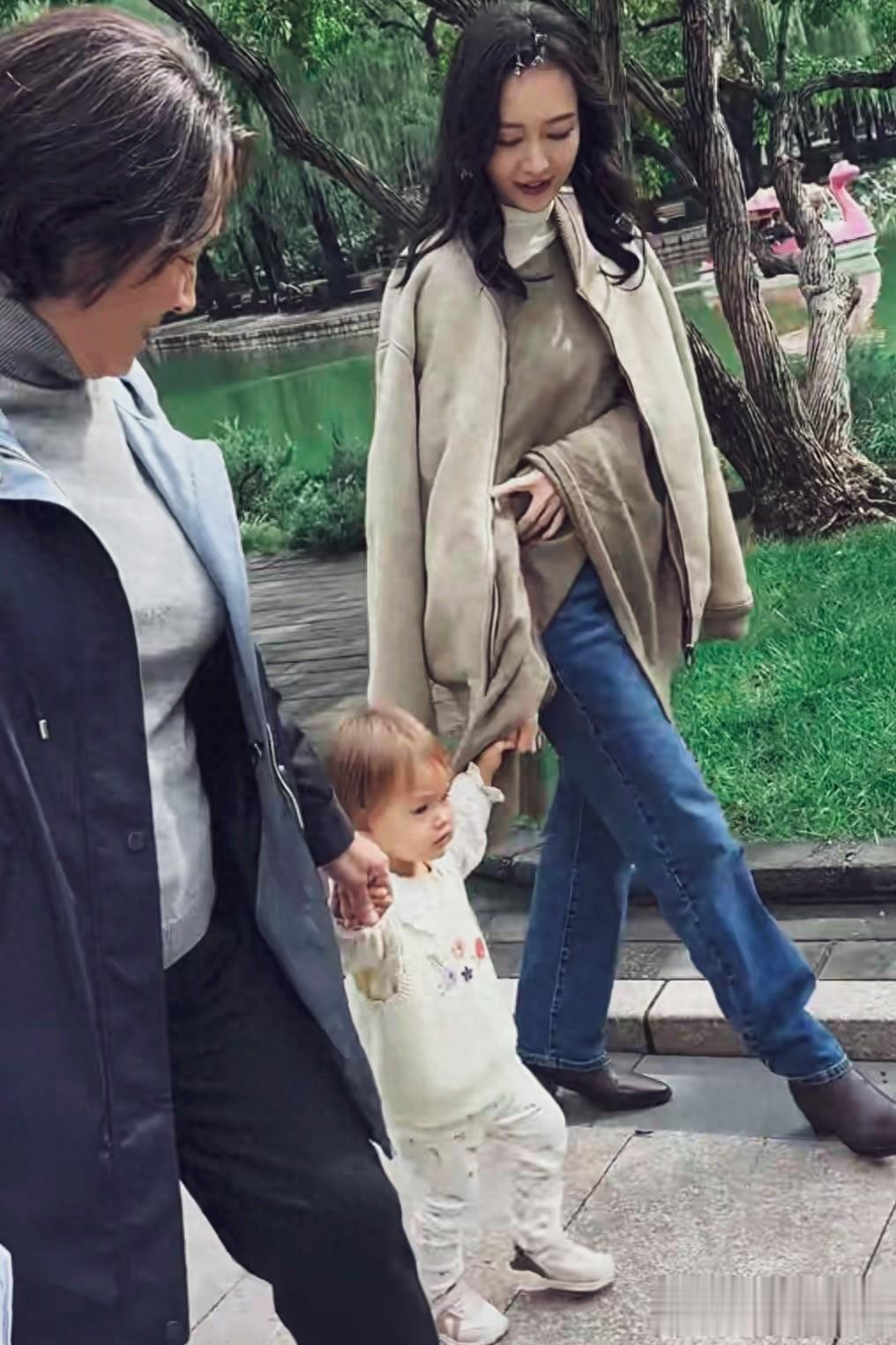 速围观！王鸥私下状态全曝光，牵萌娃漫步美成一道光！