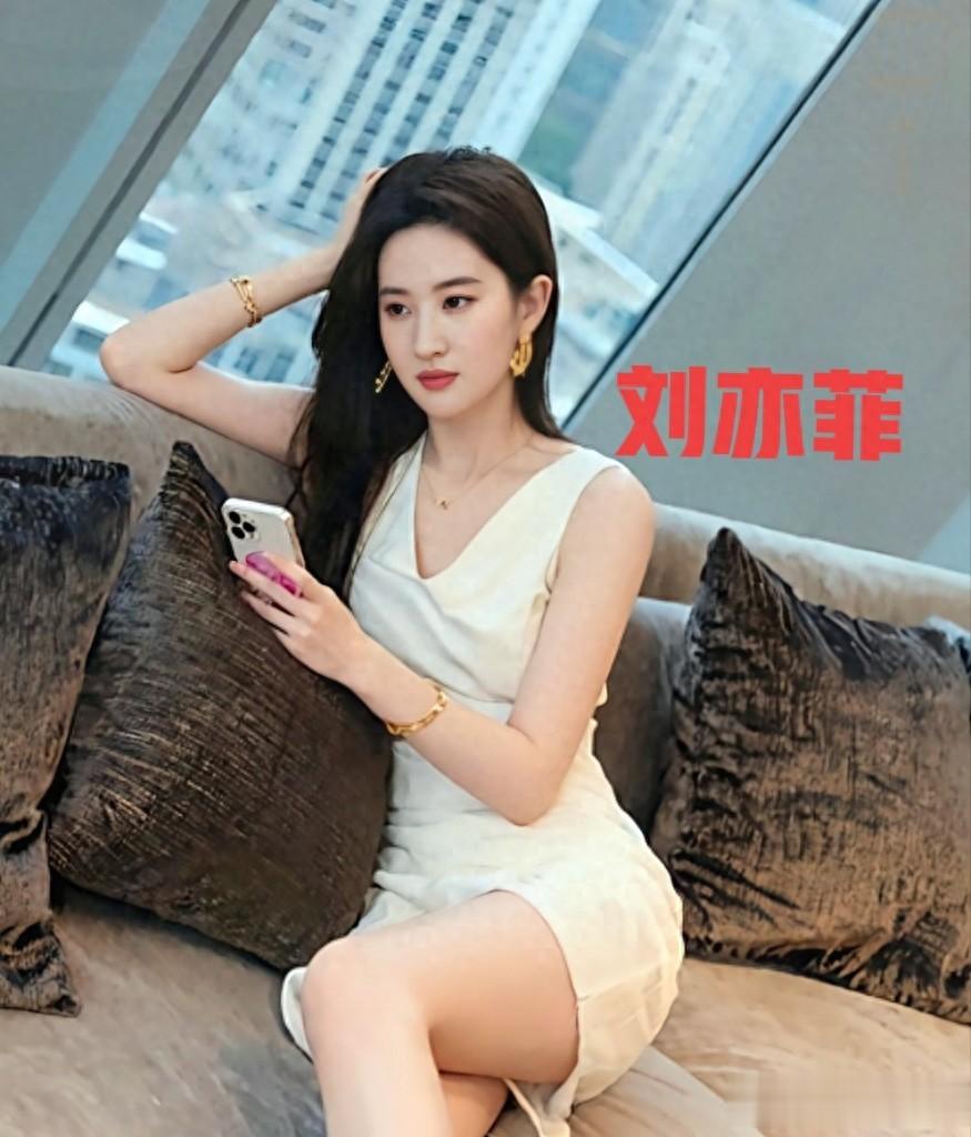 刘亦菲白色造型惊艳绝伦气质优雅性格妩媚让人眼前一亮