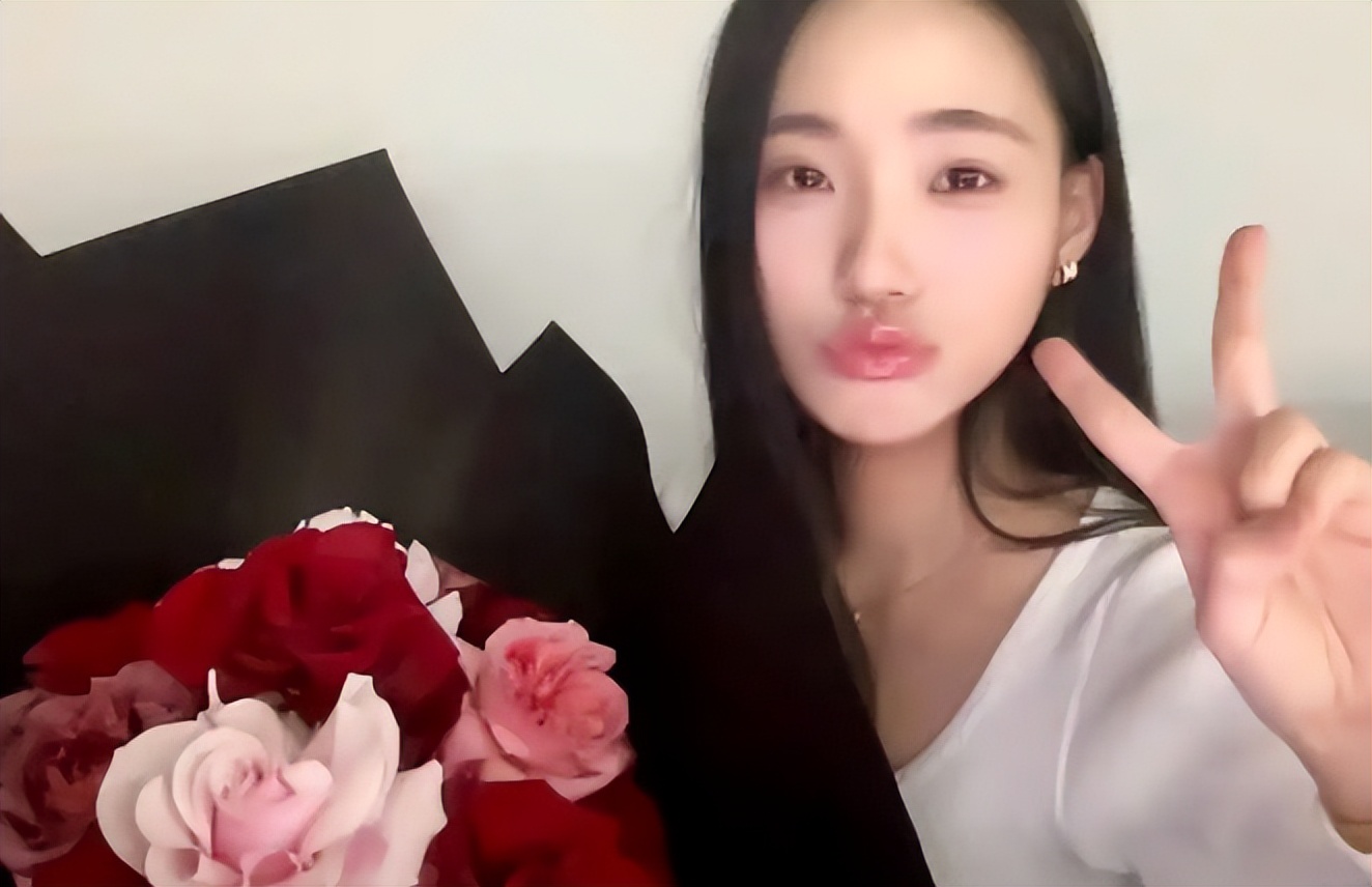 小S陪二女儿看电影，心情大好满脸笑意，训斥Lily男友很有岳母范