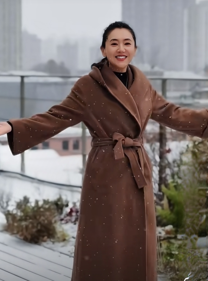 月亮姐姐咖色大衣配低马尾,京城玩雪笑容明媚,治愈感与美貌并存