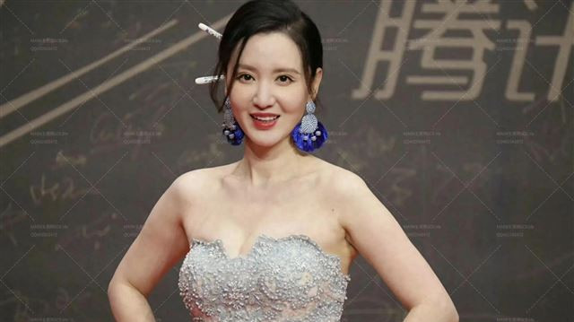 张萌早期生图，银白色礼服下的她肉肉的很可爱，亲和力拉满呀！