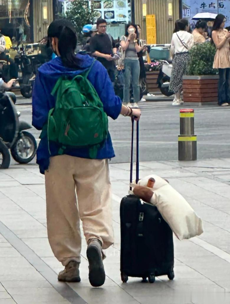 46岁汤唯坐飞机到杭州，一个人拖行李箱，打扮朴素，看不出是明星