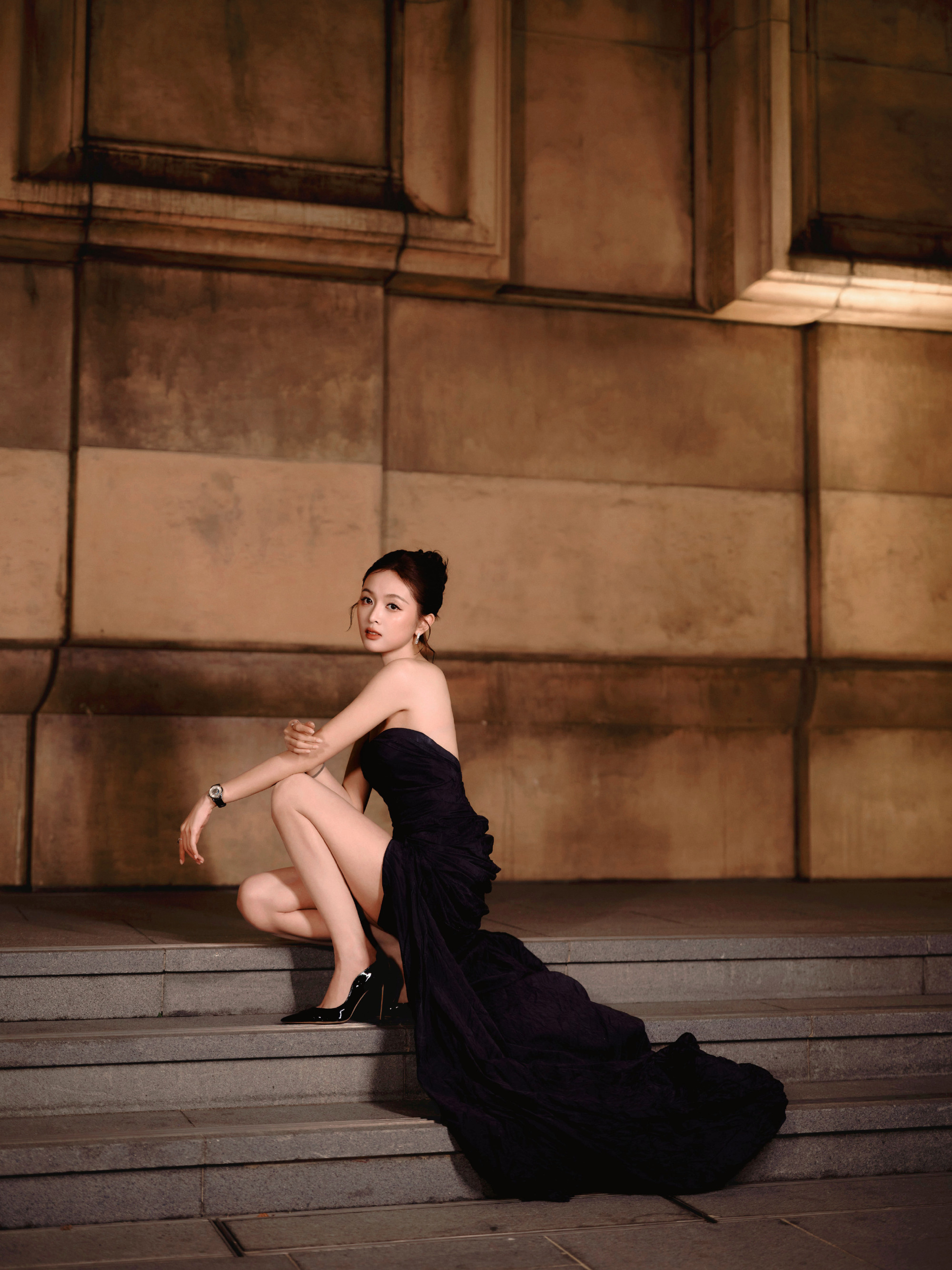 吴宣仪黑天鹅式亮相,甜妹变女王,谁还敢说女团没时尚?