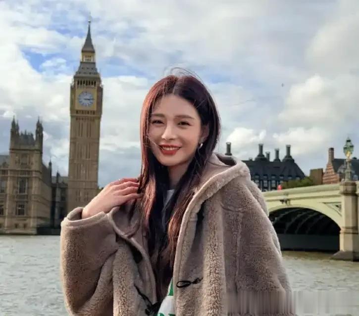 沈梦辰伦敦接“留子”海涛一脸甜蜜！3套穿搭尽显时髦女郎的氛围