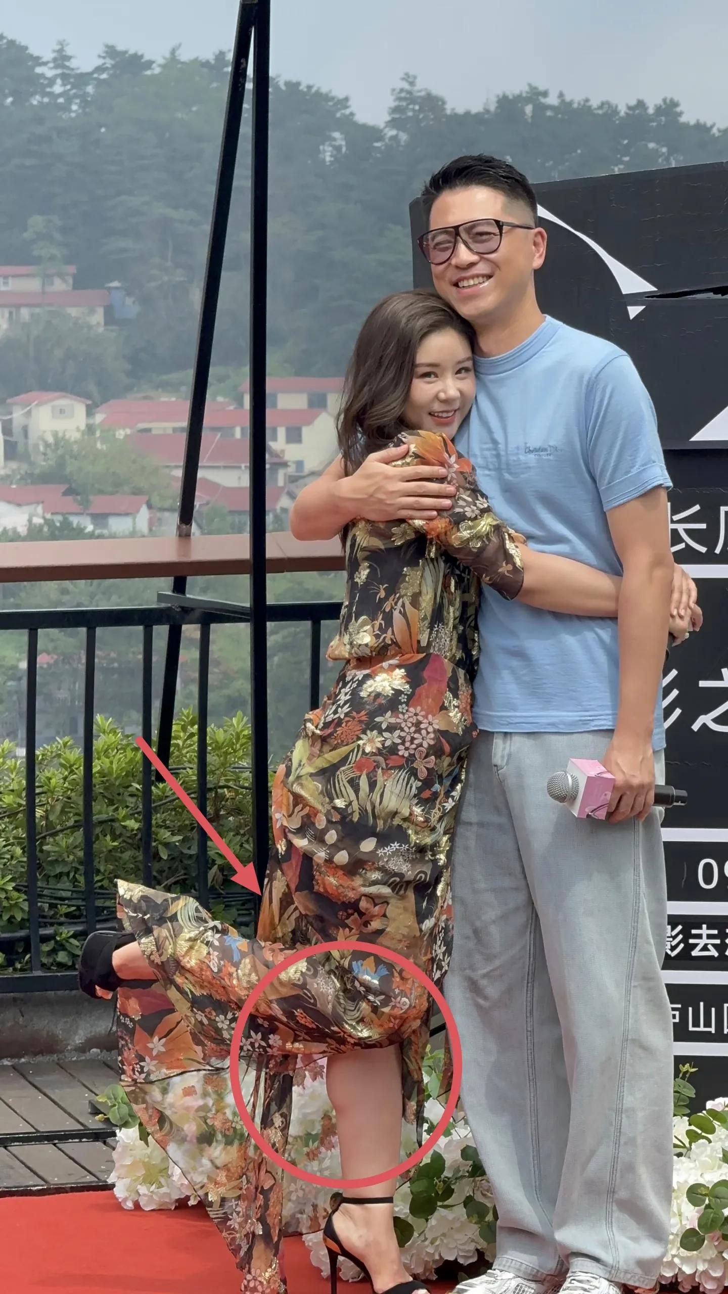 李小萌和老公同框,40岁的她脸又小又嫩,上半身丰满但下半身很胖