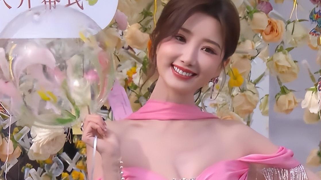 央视镜头下的国内女星，真实堪比照妖镜，毛晓彤双下巴明显，刘亦菲扛住了