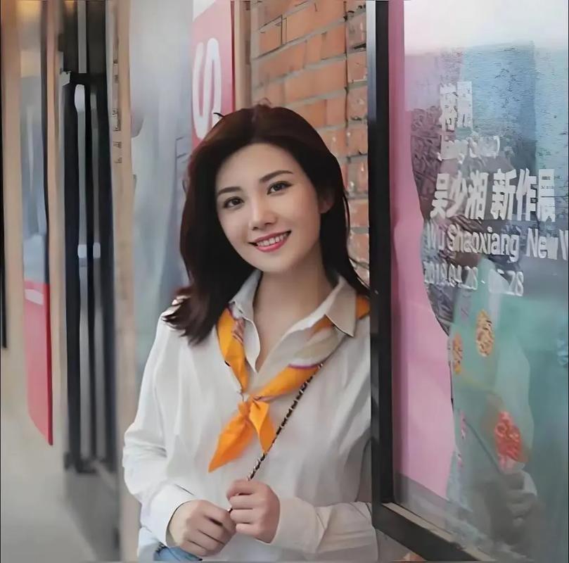 央视后起之秀郑子可，气质出众能力卓绝，关键是家庭环境也给力