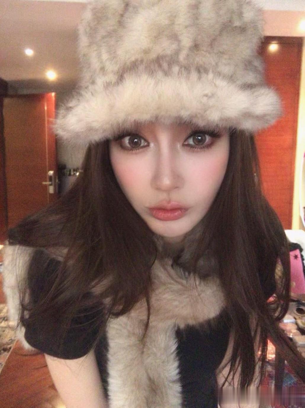 Baby晒最新美照，化大浓妆网红气好重，往日清纯形象不在