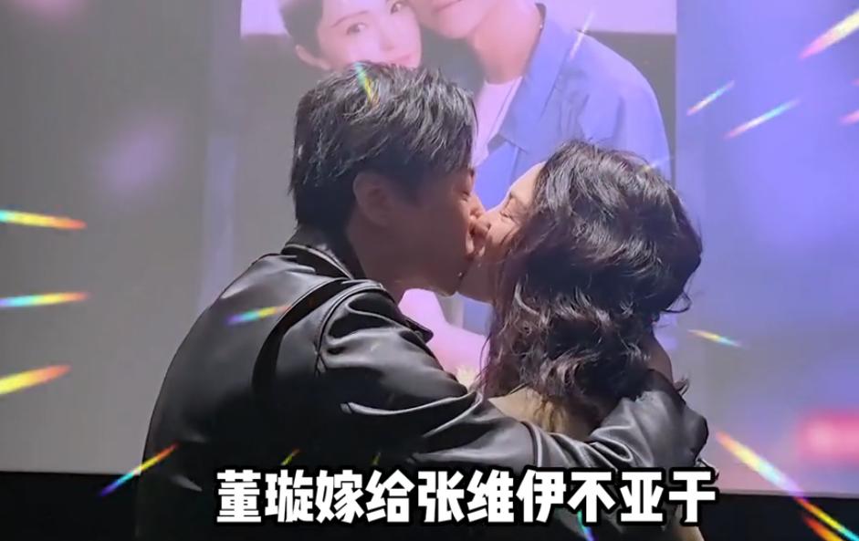 董璇浙江街头被偶遇,颜值回春生图脸嫩还白,穿紧身旗袍腿细又长