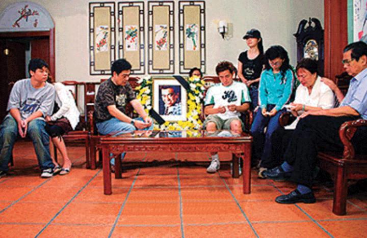 老照片：19年前，康祈宗葬礼现场，妻女泣不成声，康家人哭作一团