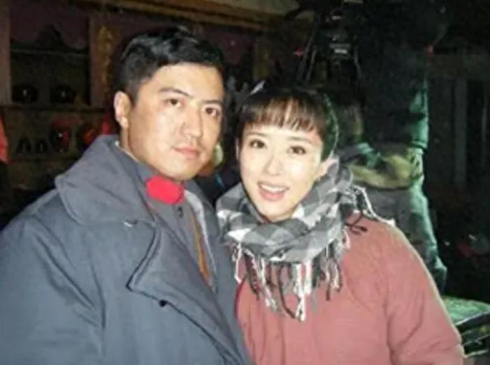 他长得高大帅气,娶黄志忠前妻何音,将继子视如己出,婚后无儿女