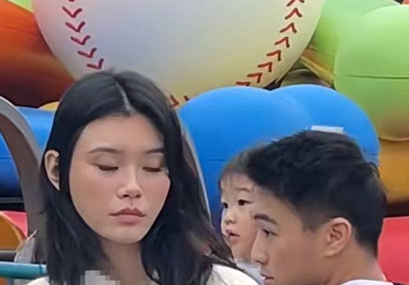 何猷君奚梦瑶带子女现身乐园，快满3岁的小女儿就像迷你版四太太