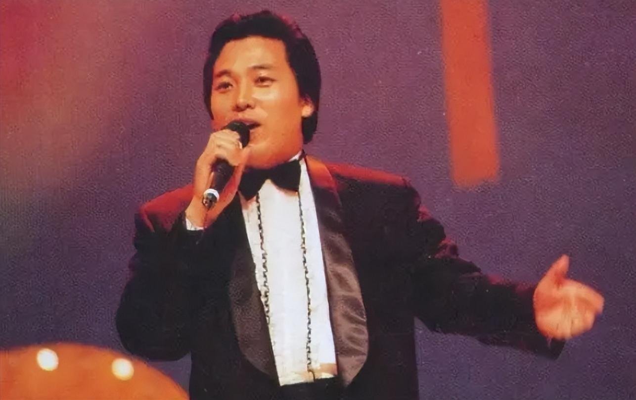 他当红时连续13年登春晚,二婚娶富商妻子,如今一家四口其乐融融