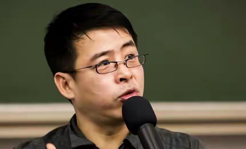 要求中国人向世界道歉，被央视开除的阿丘，如今现状全是咎由自取