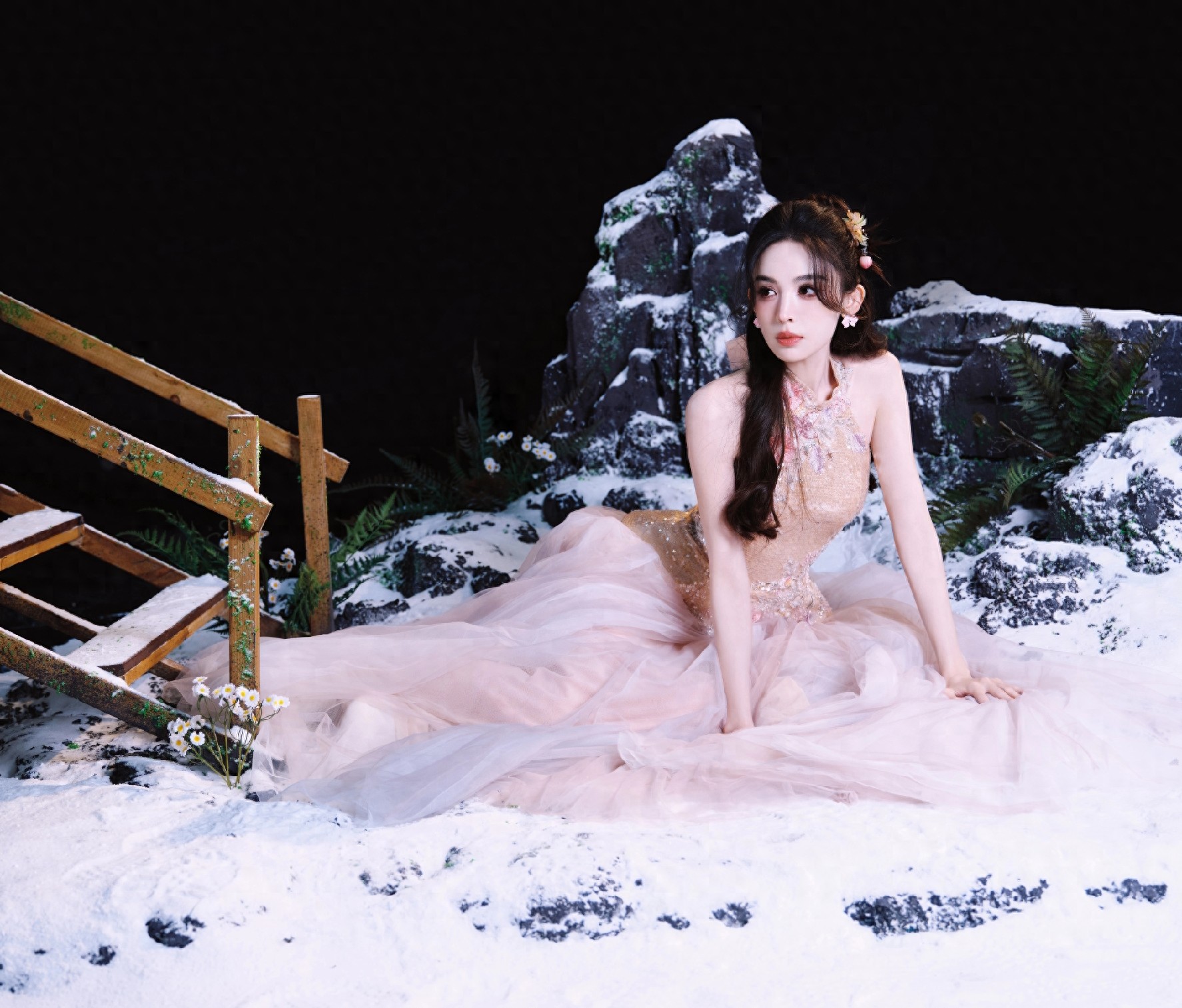 娜扎程潇首映礼合体!温婉纱裙vs飒爽格纹,一柔一飒跳舞美翻全场