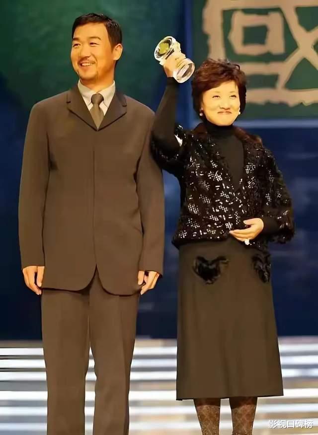 70岁张国立携妻子与友人聚餐,头顶白发老态明显,邓婕气质优雅