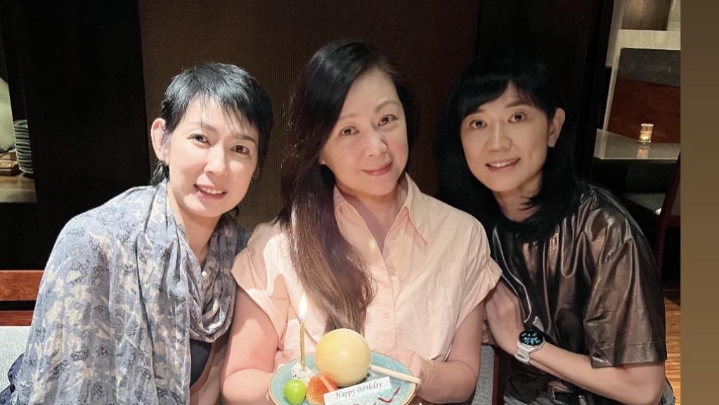 王馨平俩妹妹回香港探亲，姐妹仨做瑜伽身材好健美，长得都像林翠