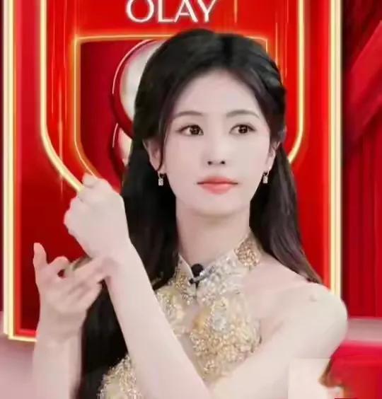 白鹿 OLAY 直播,鎏金刺绣裙配披肩长发,气质温婉美出新高度
