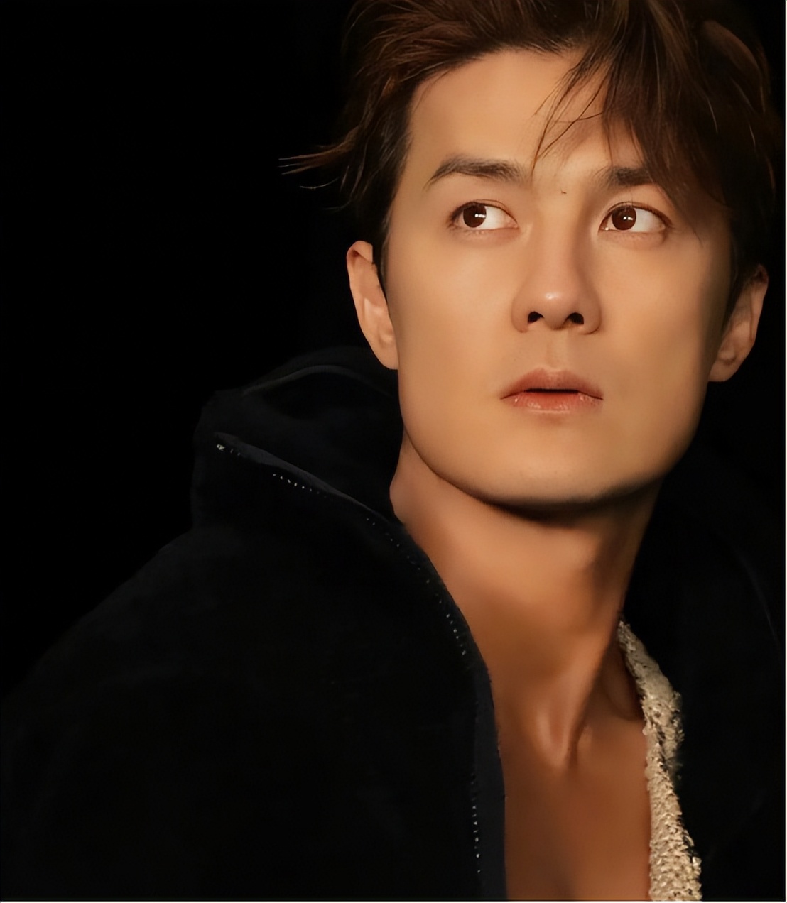 知名歌星广西街头卖水果，如今左耳听力剩6成，曾与赌王女儿恋爱