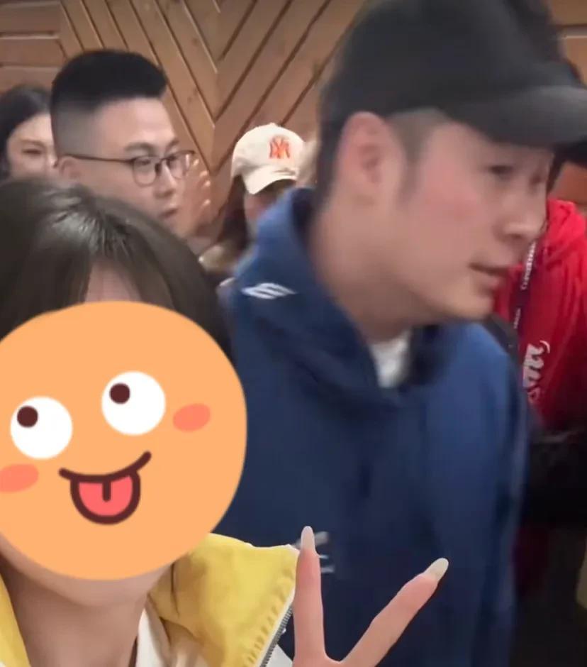 上戏八十周年校庆，郑恺牵苗苗现身，杜江陈赫出席雷佳音发型抢镜