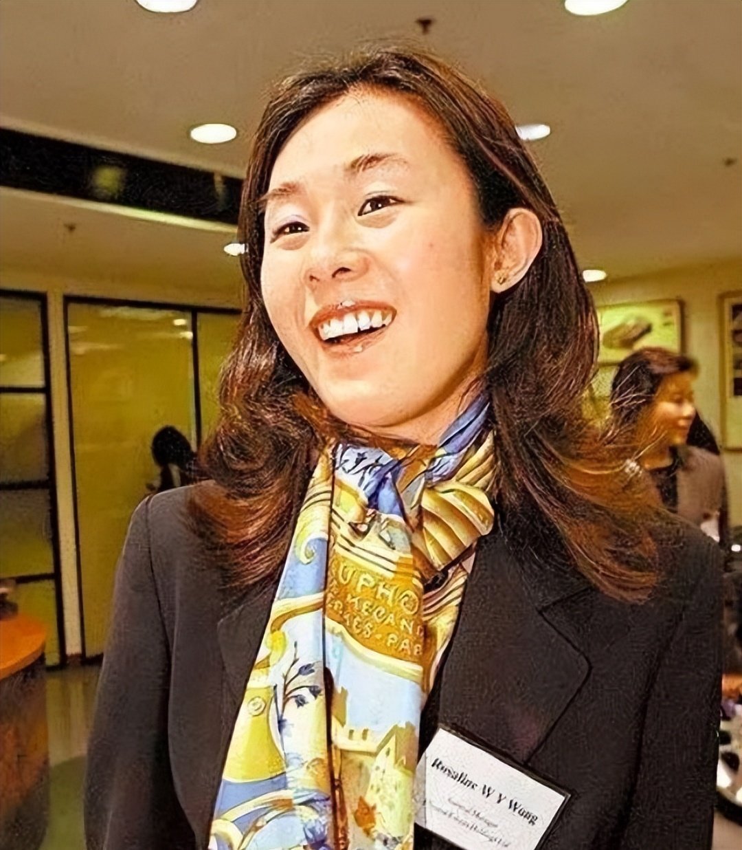 她相貌平平，却拿捏两位千亿富豪，为老头连生两子，现是豪门董事